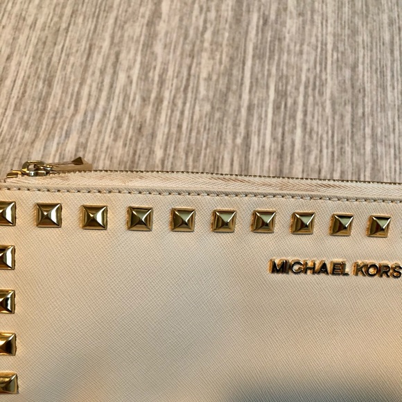 MICHAEL KORS Cream Studded Clutch Wristlet - Picture 2 of 8